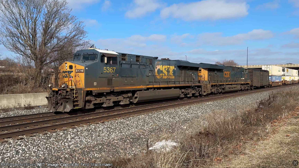 CSX 5367 leads the I137.